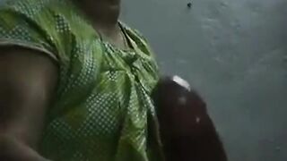 साऊथ मच्योर आंटी ने लंड हिला के पानी निकाल दिया
