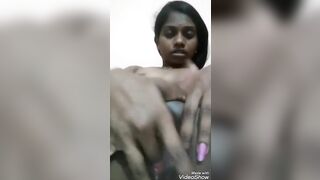 हस्तमैथुन कर चूत के पानी से भीगी उंगली दिखाती तेलुगु लड़की