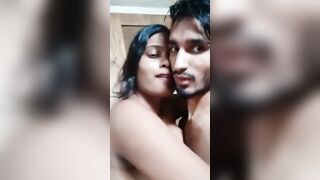 इंडियन विलेज प्रेमी युगल की खड़े खड़े चुदाई