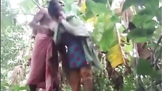 केले के खेत में आदिवासी कपल की चोदा चोदी वीडियो