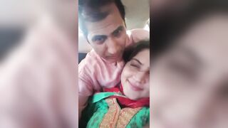 पाकिस्तानी मियां बीवी की कार किसिंग