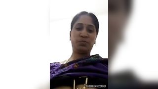 हॉट तमिल भाभी चुपके से वीडियो कॉल पर स्तन दिखा रही है