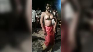 भारतीय गाँव भाभी ने पब्लिक के सामने किया आउटडोर डांस