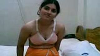 इंदौर की भाभी अपने नग्न शरीर को प्रेमी को प्रदर्शित करती है