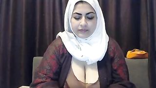 सेक्सी मुस्लिम भाभी Flaunting बड़े स्तन कैमरे पर
