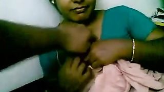बड़े स्तन भारतीय भाभी शर्म महसूस करने के लिए स्तन का पर्दाफाश