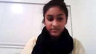भारतीय कॉलेज लड़की उसके बेडरूम में पता चलता है उसे बिल्ली और स्तन एमएमएस