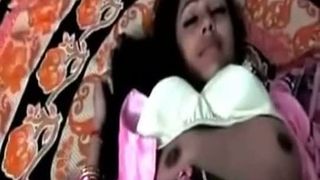सेक्सी भारतीय लड़की पर कब्जा कर लिया में उसे रात गाउन के द्वारा उसके पड़ोसी प्रेमी