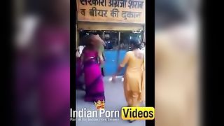 Indianpornvideos विशेष : देसी सड़क कर रही लड़कियों के साथ गर्म सामने बियर की दुकान