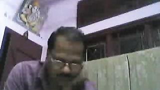 बैंक प्रबंधक में काम कर रहे असम के स्तन चूसने पर उसकी पत्नी वेब कैमरा