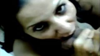 सेक्सी भारतीय लड़की चूसने ग्राहकों डिक
