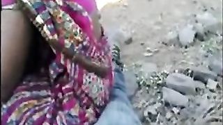 भारतीय महिला मुख-मैथुन घर के बाहर