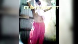 बंगाली लड़की आउटडोर स्नान के दृश्य पर कब्जा कर लिया और द्वारा लीक दृश्यरतिक